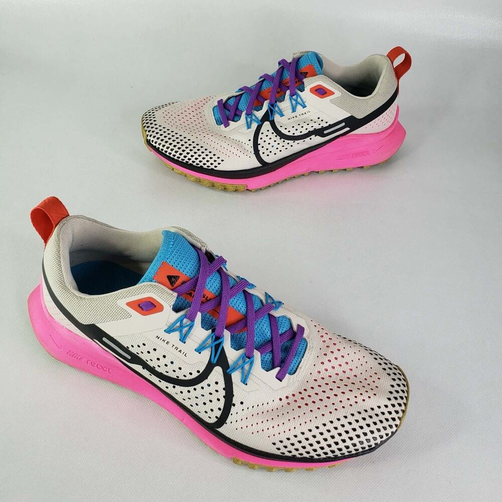 Nike Women’s White Sneakers with Pink Midsole and Multicolor Accents
